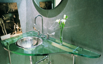 Картинка интерьер ванная туалетная комнаты краны зеркало цветы