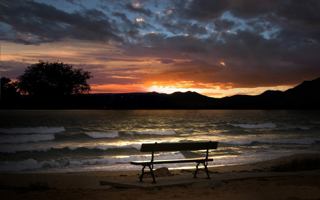 Обои картинки фото природа, восходы, закаты, озеро, тучи, зарево, скамейка, волны, пляж