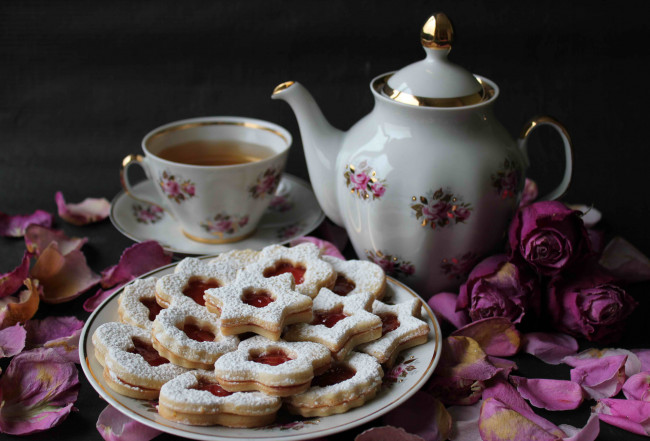 Обои картинки фото еда, пирожные, кексы, печенье, бутоны, цветы, лепестки, чай, чайник, розы, чашка