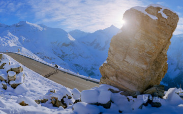 Картинка природа зима гроссглокнер каринтия австрия небо горы альпы велосипедист дорога скала снег солнце лучи
