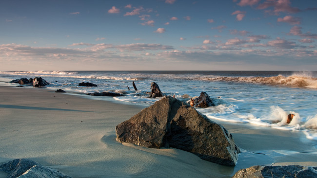 Обои картинки фото природа, побережье, камни, море, прибой, закат, песок, берег, небо, облака, волны