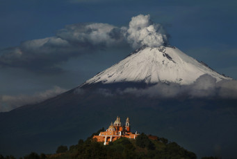 Картинка природа стихия дымящаяся вершина вулкана попокатепетль в лучах солнца