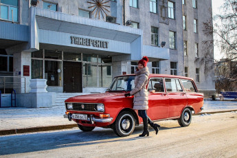 Картинка москвич-+2137 автомобили -авто+с+девушками москвич- 2137 автомобиль красный универсал ретро девушка