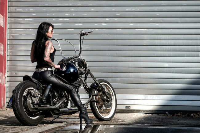 Обои картинки фото мотоциклы, мото с девушкой, девушка, мотоцикл