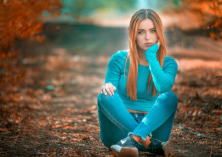Картинка девушки -+рыжеволосые+и+разноцветные джинсы свитер поза