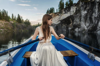 Картинка девушки -+брюнетки +шатенки река лодка весла шатенка платье