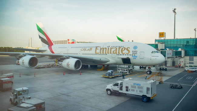 Обои картинки фото airbus a380-800 emirates, авиация, пассажирские самолёты, самолет, аэродром, техника