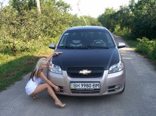 Картинка автомобили авто девушками блондинка платье шевроле