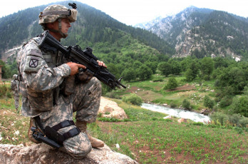 Картинка оружие армия спецназ стрелок автоматическое горы