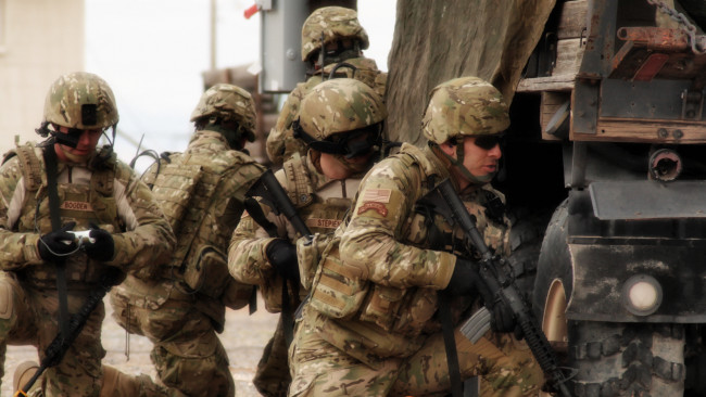 Обои картинки фото оружие, армия, спецназ, укрытие, автоматы, пехота