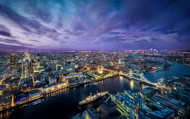 Обои картинки фото london, города, лондон, великобритания, темза, река, панорама, ночной, город, тауэрский, мост, корабли, здания