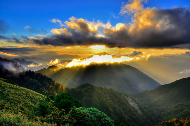 Обои картинки фото природа, восходы, закаты, утро, лучи, солнце, тучи, туман, горы
