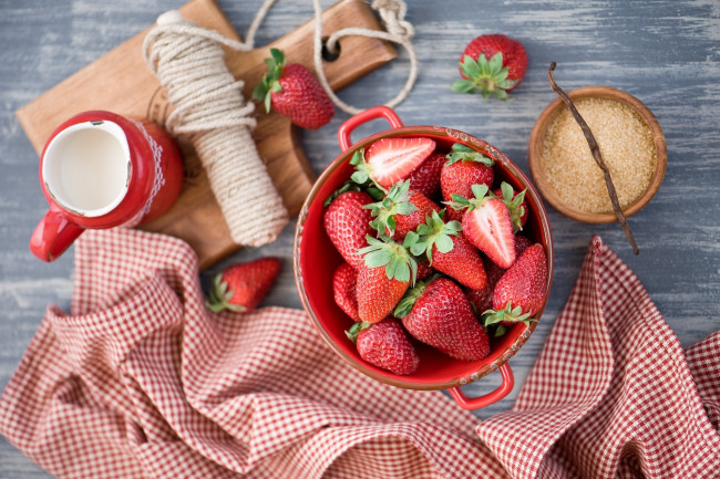 Обои картинки фото еда, клубника, земляника, сахар, полотенце, ягоды, шпагат