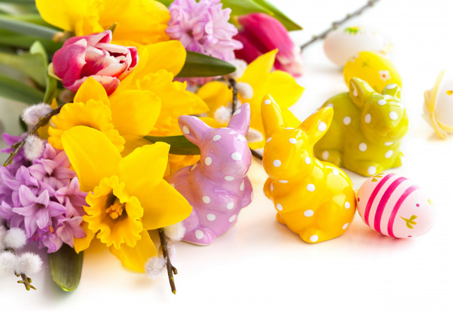 Обои картинки фото праздничные, пасха, цветы, гиацинты, крашенки, тюльпаны, нарциссы, фигурки, кролики, яйца