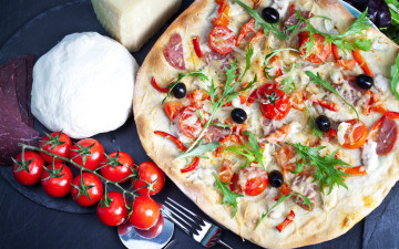 обоя еда, пицца, tomatoes, dough, pizza, sausage, помидоры, зелень, колбаса, тесто, оливки, томаты