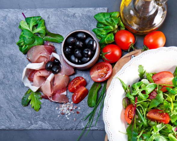 Обои картинки фото еда, салаты,  закуски, салат, маслины, помидоры, ветчина, овощи