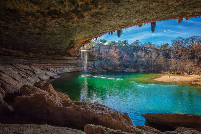 Обои картинки фото природа, водопады, озеро, камни, грот, пещера, скалы, небо