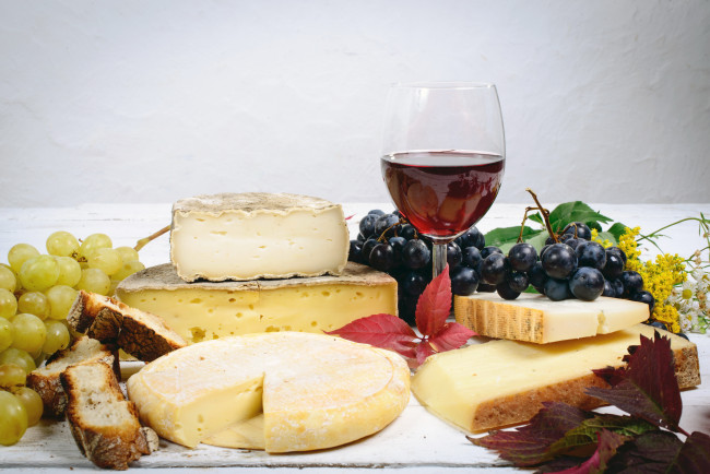 Обои картинки фото еда, разное, виноград, бокал, сыр, вино, хлеб