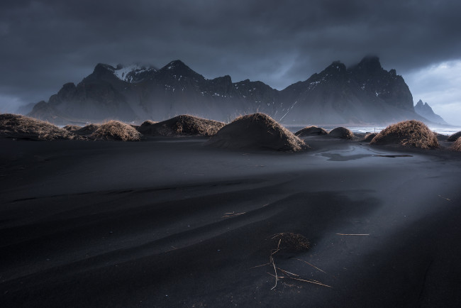 Обои картинки фото природа, горы, трава, чёрный, песок, stockksness, облака, небо, vestrahorn, исландия