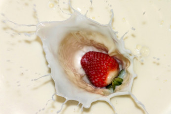 Картинка еда клубника +земляника йогурт брызги всплеск ягода
