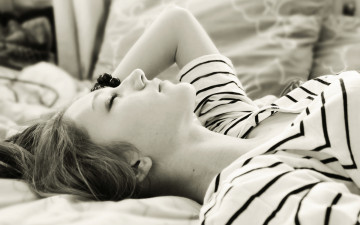 Картинка девушки -unsort+ Черно-белые+обои браслет футболка постель нега