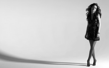 Картинка девушки hilary+duff платье браслеты тень черно-белая хилари дафф актриса брюнетка