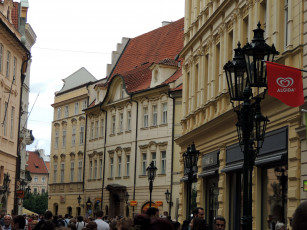 Картинка города прага+ Чехия пешеходы улочка фонари