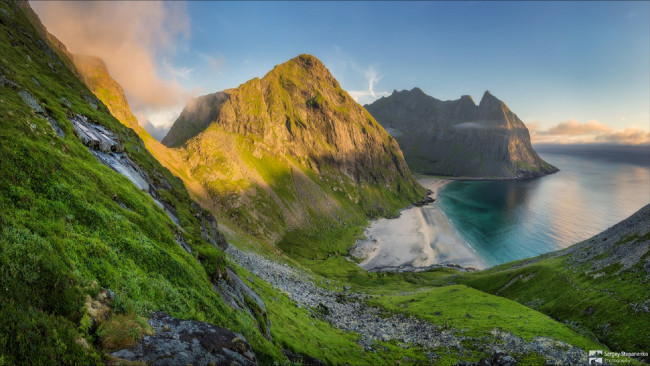 Обои картинки фото природа, пейзажи, горы, kvalvika, небо, зелень, тихая, вода, sergey, stepanenko
