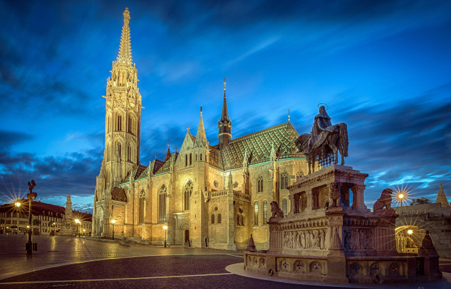 Обои картинки фото города, будапешт , венгрия, вечер, памятник, собор, площадь