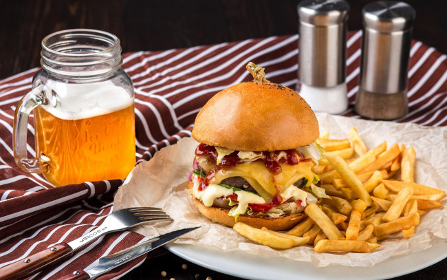 Обои картинки фото еда, бутерброды,  гамбургеры,  канапе, фри, картофель, пиво, гамбургер