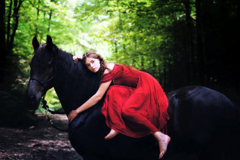 Картинка девушки -+брюнетки +шатенки лошадь всадница красное платье косы
