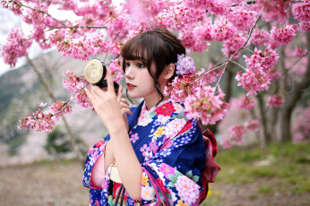Картинка девушки -+азиатки азиатка кимоно сакура пудреница