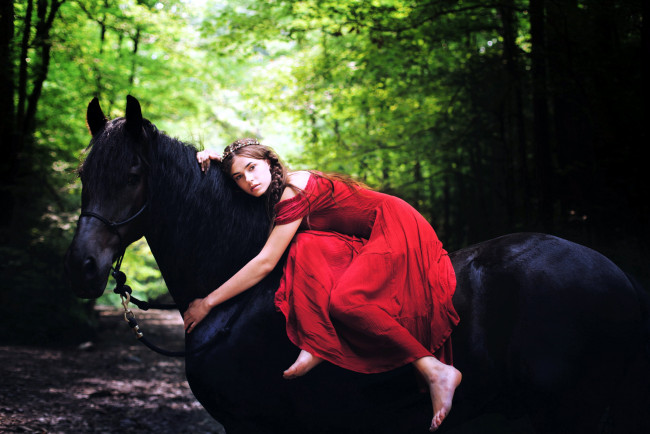 Обои картинки фото девушки, - брюнетки,  шатенки, лошадь, всадница, красное, платье, косы