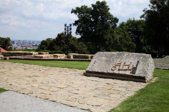 Обои картинки фото города, братислава , словакия, памятный, камень