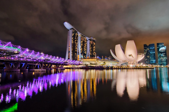 Обои картинки фото singapore, города, сингапур, блики, ночной, город, мост, marina, bay, sands