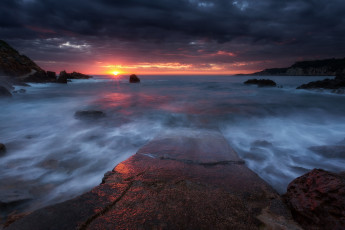 Картинка природа побережье свет скалы пляж солнце закат вечер франция санари-сюр-мер средиземноморское