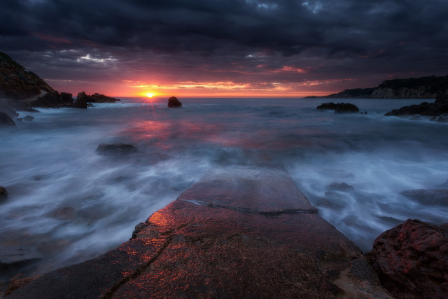 Обои картинки фото природа, побережье, свет, скалы, пляж, солнце, закат, вечер, франция, санари-сюр-мер, средиземноморское