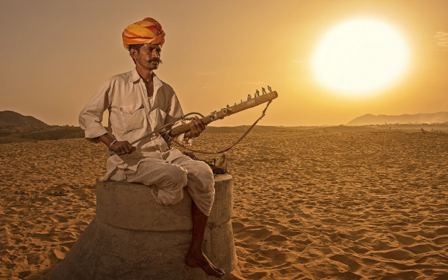 Обои картинки фото музыка, -другое, инструмент, мужчина, тюрбан, песок