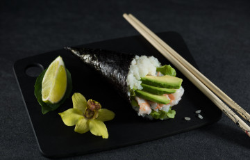 Картинка еда рыба +морепродукты +суши +роллы японская кухня суши авокадо лимон