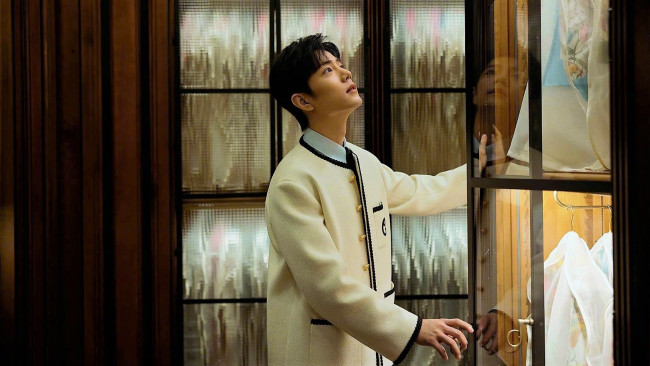 Обои картинки фото мужчины, xiao zhan, актер, кардиган, дверь