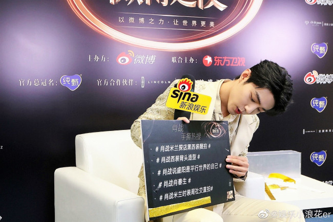 Обои картинки фото мужчины, xiao zhan, актер, микрофон, табличка