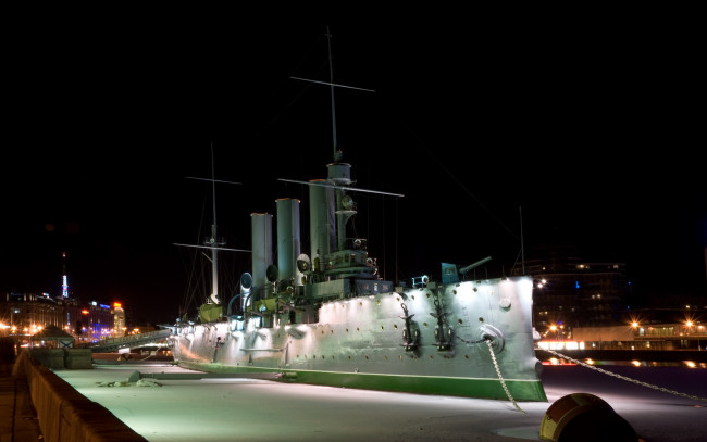 Обои картинки фото крейсер, аврора, корабли, крейсеры, линкоры, эсминцы, корабль, ночь, город