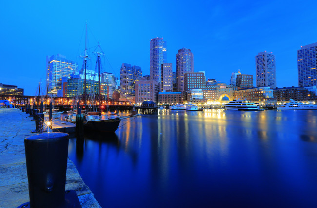 Обои картинки фото boston, города, огни, ночного, яхты, здания, причал, набережная, ночной, город, бостон, гавань