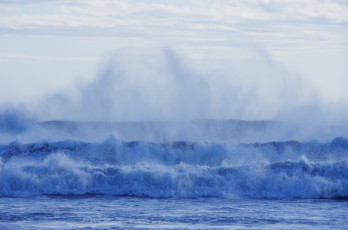 Картинка природа моря океаны брызги волны стихия облака пена прибой берег