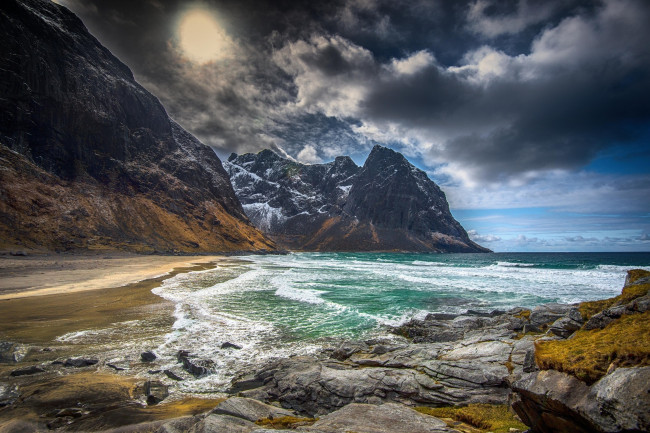 Обои картинки фото природа, побережье, берег, волны, камни, горы, свет, облака