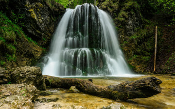 Картинка природа водопады водопад валуны водоем вода зелень поток коряга скалы каскад пейзаж камни растительность бревно