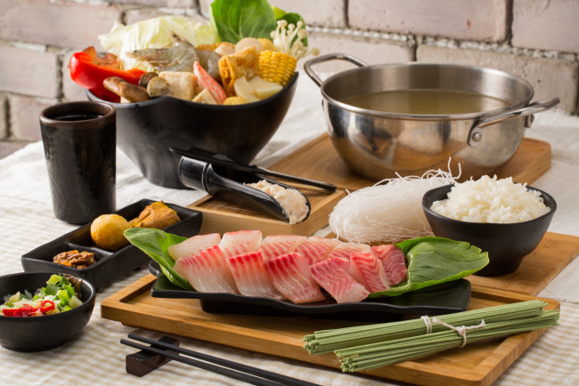 Обои картинки фото еда, рыба,  морепродукты,  суши,  роллы, ассорти, суп, рис