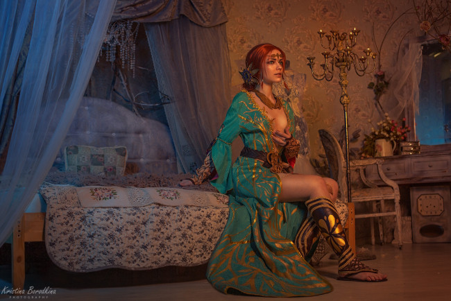 Обои картинки фото девушки, екатерина семадени, трисс, меригольд, косплей, ожерелье, платье, зеркало, подсвечник, кровать