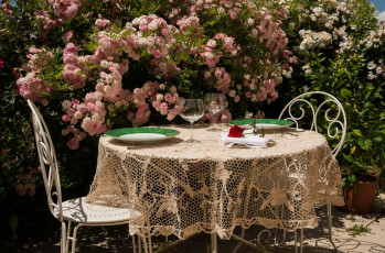 Картинка интерьер декор +отделка +сервировка стол кружевная скатерть розы бокалы