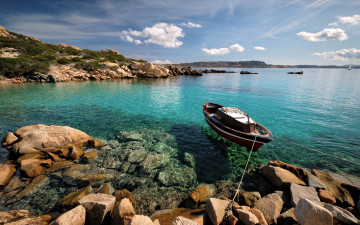 Картинка корабли лодки +шлюпки сардиния остров залив деревянная лодка бирюзовая вода бухта лето путешествие пейзаж италия